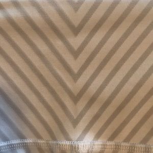 ALO Yoga Pants - Alo grey & white pattern crop leggings sz S 58121 ALO Yoga Pants - Alo grey & white pattern crop leggings sz S 58121
